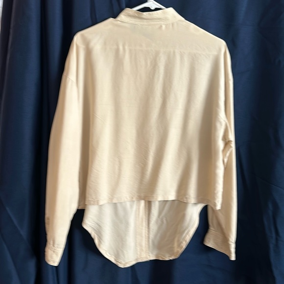 Redesigned vintage silk shirt with tie front - Picture 5 of 5